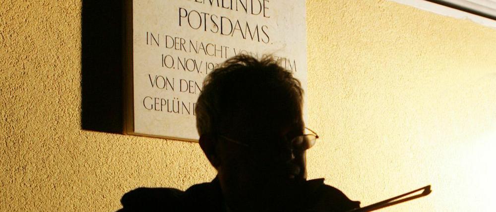Am Standort der Synagoge am Platz der Einheit wurde am Montagabend der Zerstörung des Gotteshauses vor 77 Jahren gedacht.