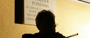 Am Standort der Synagoge am Platz der Einheit wurde am Montagabend der Zerstörung des Gotteshauses vor 77 Jahren gedacht.