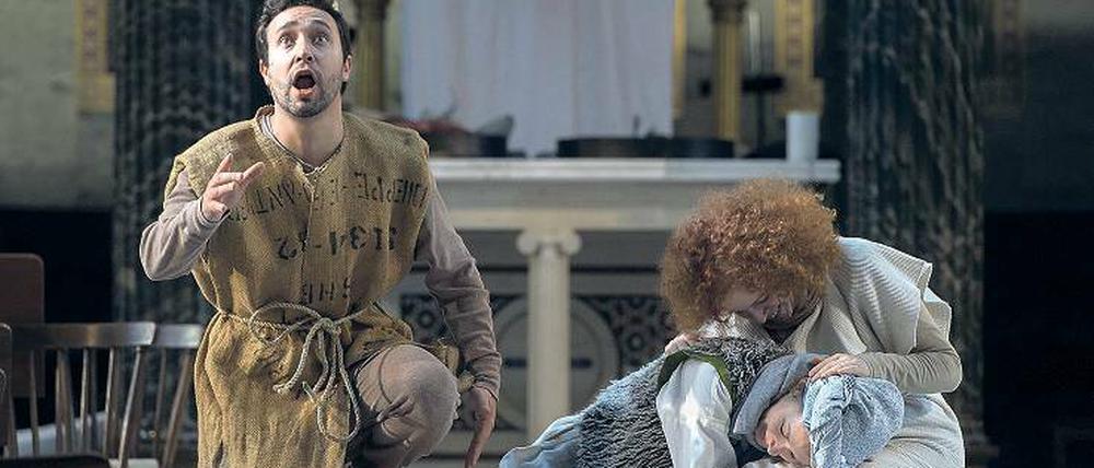 Biblisches Drama. Fernando Guimaraes als Adam, Marie Smolka als Abel und Talia Or als Eva (v.l.n.r.).