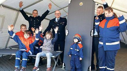 Hände hoch. Mitglieder der Jugendfeuerwehr im neuen Zelt.