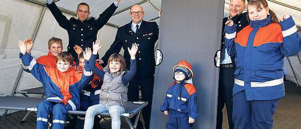 Hände hoch. Mitglieder der Jugendfeuerwehr im neuen Zelt.