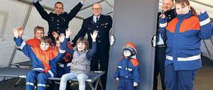 Hände hoch. Mitglieder der Jugendfeuerwehr im neuen Zelt.