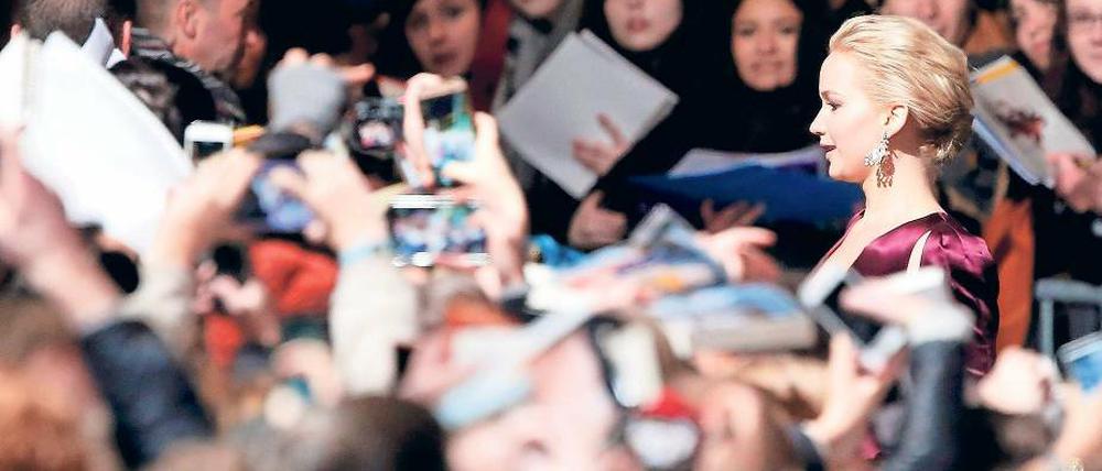 Autogramme geben. Hauptdarstellerin Jennifer Lawrence nahm sich am Mittwochabend am Potsdamer Platz Zeit für die Fans, die zu Hunderten am Roten Teppich warteten.
