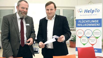 Ab jetzt dabei. Mittelmarks Landrat Wolfgang Blasig (SPD, l.) und Daniel Wetzel vom Verein Potsdamer Toleranzedikt haben am Freitag den Auftritt des Landkreises bei „HelpTo“ vorgestellt. Dort können Ehrenamtliche Angebote für Flüchtlinge einstellen.