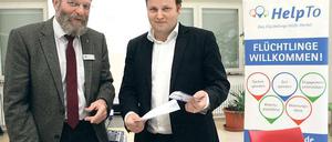 Ab jetzt dabei. Mittelmarks Landrat Wolfgang Blasig (SPD, l.) und Daniel Wetzel vom Verein Potsdamer Toleranzedikt haben am Freitag den Auftritt des Landkreises bei „HelpTo“ vorgestellt. Dort können Ehrenamtliche Angebote für Flüchtlinge einstellen.