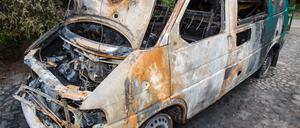 Weil sie Flüchtlingen helfen, wurde der Bulli von einem Ehepaar im brandenburgischen Neuhardenberg angezündet.