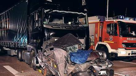 Im Auto eingequetscht. Die beiden Insassen waren sofort tot.