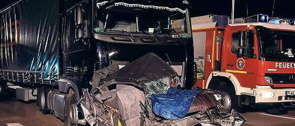 Im Auto eingequetscht. Die beiden Insassen waren sofort tot.