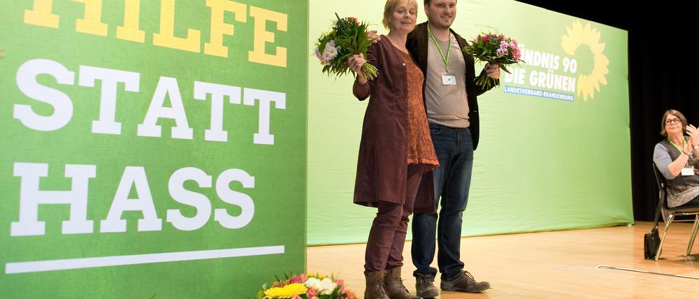 Die alten und neuen Landesvorsitzenden der Grünen in Brandenburg, Petra Budke und Clemens Rostock freuen sich am in Neuenhagen bei Berlin (Brandenburg) über ihre Wiederwahl.