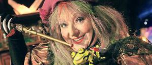 Experimentierfreudig. Märchenhexe Ratesumbria hat schon 17 Jahre Erfahrung. Vor Weihnachten präsentiert sie wieder Rätsel. Diesmal unterstützt sie ein neuer Weihnachtsmann.