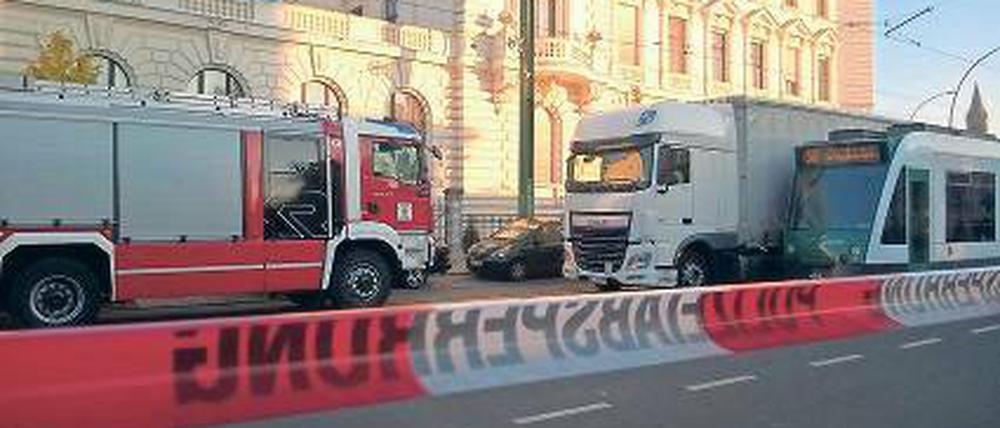 Der Unfallort. Die Friedrich-Ebert-Straße wurde komplett gesperrt.