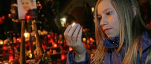 Mehrere Hundert Menschen haben am Montagabend bei einer Gedenkfeier im Potsdamer Stadtteil Schlaatz um die beiden ermordeten Jungen Elias (6) und Mohamed (4) getrauert. Der Schmerz sei kaum zu ermessen, sagte Oberbürgermeister Jann Jakobs (SPD).