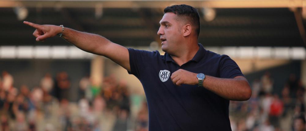 „Wenn es heißt: ’Scheiß Türke’, ist das kein normaler Fall mehr. Da sind wir Trainer die ersten, die Verantwortung übernehmen müssen", sagte SVB-Trainer Cem Efe aufgebracht auf einer Pressekonferenz am Wochenende.