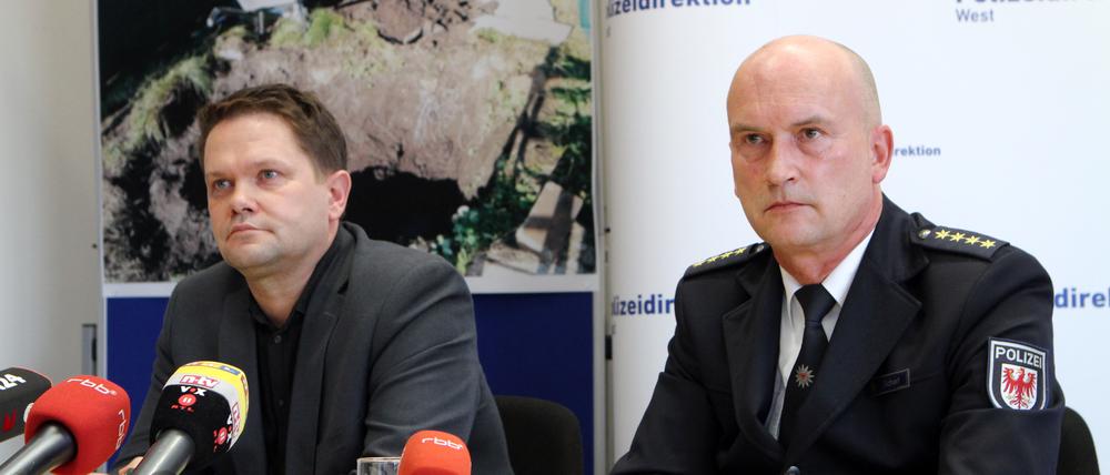 Pressekonferenz am 1. November: Michael Scharf (r.) informierte darüber, dass es sich um Elias handelt, der in der Kleingartensiedlung in Luckenwalde gefunden wurde.