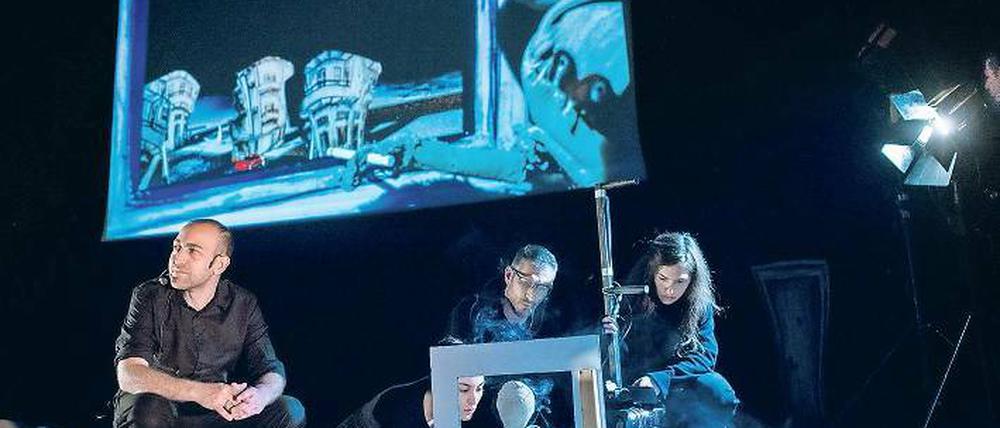 Film, Performance oder doch ein düsterer Traum? „PuppetCinema“ aus Tel Aviv erzählen mit vielen Mitteln ruhig und sehr konkret vom Krieg.