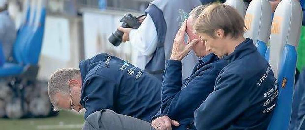 Nicht zum Hinsehen. Turbines Trainerkollektiv – Chef Bernd Schröder in der Mitte, umrahmt von seinen Assistenten Dirk Heinrichs (l.) und Matthias Rudolph – sitzt fassungslos an der Seitenlinie.