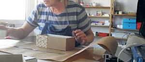 Seit über 20 Jahren fertigt Beatrix Behrens Schachteln aus Pappe und Holz.