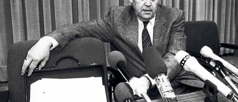Ein Satz, und alles war vorbei. Günter Schabowski war Mitglied des Politbüros des Zentralkomitees der SED. Auf der Pressekonferenz am 9. November 1989 gab Schabowski die Öffnung der DDR-Grenze bekannt.
