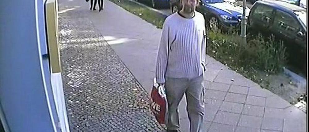 Dies Bild von einer Überwachungskamera brachte den entscheidenden Hinweis auf den Mörder von Mohamed und Elias.
