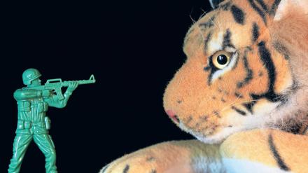 Wie gefährlich ist die Plüschkatze? Ariel Doron, Puppenspieler aus Tel Aviv, macht mit seinem Stück „Plastic Heroes“ mobil. Gegen den Krieg. Das ganze Stück – ein einziger Disziplinverstoß. Macht das Spaß? Oh ja.