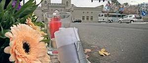 Zeichen der Anteilnahme. Am Unfallort liegen Kerzen und Blumen.