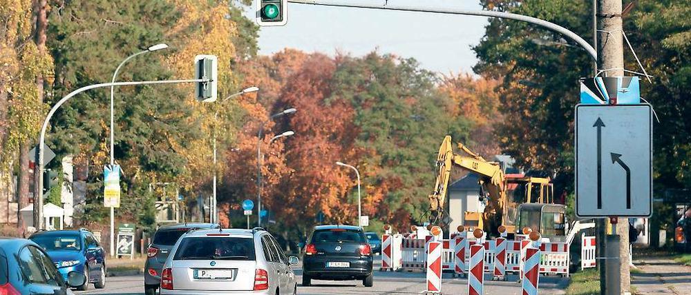 Ausbaupläne liegen auf dem Tisch. Die marode Landesstraße 76 soll auf zwei Fahrbahnen verengt und für Anwohner attraktiver werden. Zurzeit werden in den Gremien der Gemeinde Stahnsdorf und des Kreises verschiedene Planungsvarianten diskutiert.