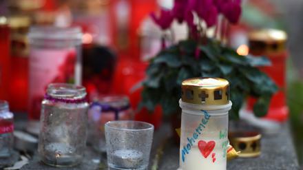 Am Lageso in Berlin-Moabit erinnern Kerzen und Blumen an den vierjährigen Mohamed.