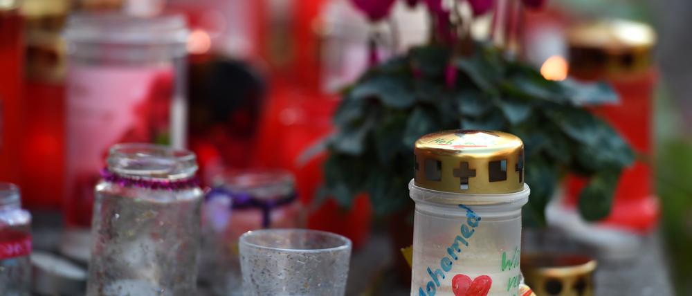 Am Lageso in Berlin-Moabit erinnern Kerzen und Blumen an den vierjährigen Mohamed.