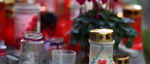 Am Lageso in Berlin-Moabit erinnern Kerzen und Blumen an den vierjährigen Mohamed.
