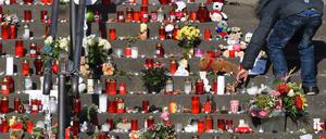 Kerzen und Kuscheltiere für Elias, Mohamed und die vermisste Inga am Bürgerhaus Schlaatz.