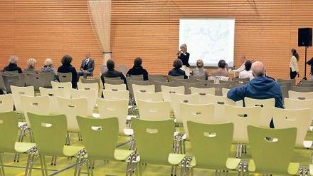Mäßig besucht. Bei der Infoveranstaltung zur geplanten Flüchtlingsunterkunft in der Siedlung Neu Fahrland im Potsdamer Norden blieben am Dienstag viele Plätze unbesetzt.