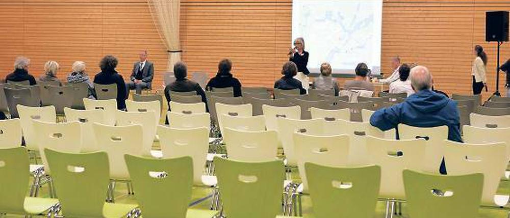 Mäßig besucht. Bei der Infoveranstaltung zur geplanten Flüchtlingsunterkunft in der Siedlung Neu Fahrland im Potsdamer Norden blieben am Dienstag viele Plätze unbesetzt.