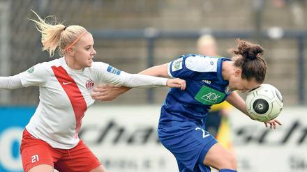 Mit allen Mitteln. Das Team von Turbine Potsdam um die eingewechselte Ilaria Mauro (r.) zeigte gegen Essen zwar großen kämpferischen Einsatz, fand aber kaum den Weg vor das gegnerische Tor.