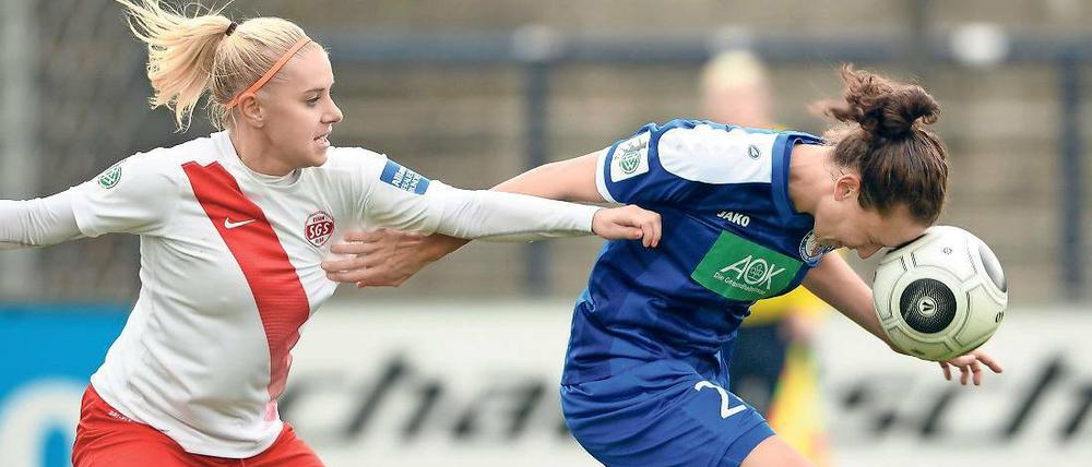 Mit allen Mitteln. Das Team von Turbine Potsdam um die eingewechselte Ilaria Mauro (r.) zeigte gegen Essen zwar großen kämpferischen Einsatz, fand aber kaum den Weg vor das gegnerische Tor.