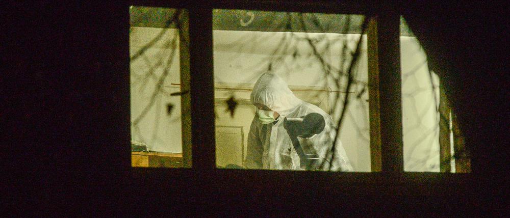 Ein Polizist der Spurensicherung untersucht am 29. Oktoner 2015 die Räume in einem Wohnhaus in Niedergörsdorf. Dort wurde der mutmaßliche Mörder von Mohamed und Elias festgenommen.
