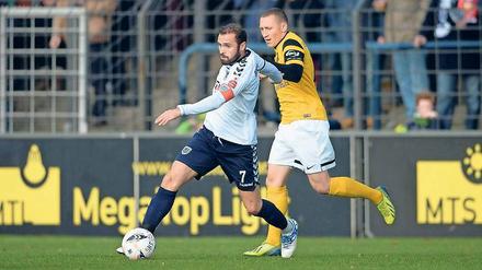 Der SVB möchte sich nicht aufhalten lassen. Am vergangenen Spieltag schüttelten die Babelsberger um Spielmacher Bilal Cubukcu(links) ihren tabellarischen Verfolger aus Auerbach ab. Nun will der Kiez-Club seinerseits ein im Klassement besser positioniertes Team – den FSV Zwickau – jagen.