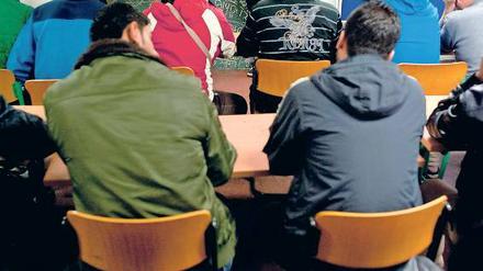 Die Schüler Diana Sosin (l.) und Florian Wendland unterrichten in der Außenstelle Unterschleuse der Zentralen Ausländerbehörde in Eisenhüttenstadt Asylbewerber im Fach Deutsch.
