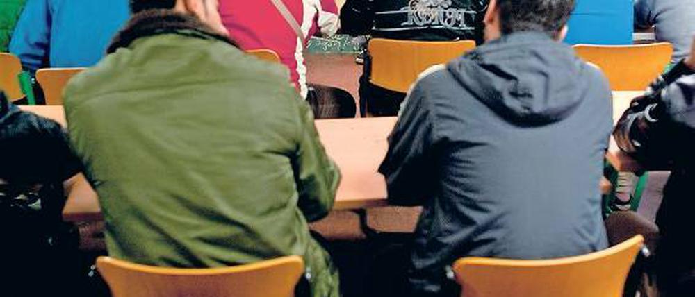 Die Schüler Diana Sosin (l.) und Florian Wendland unterrichten in der Außenstelle Unterschleuse der Zentralen Ausländerbehörde in Eisenhüttenstadt Asylbewerber im Fach Deutsch.