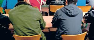 Die Schüler Diana Sosin (l.) und Florian Wendland unterrichten in der Außenstelle Unterschleuse der Zentralen Ausländerbehörde in Eisenhüttenstadt Asylbewerber im Fach Deutsch.