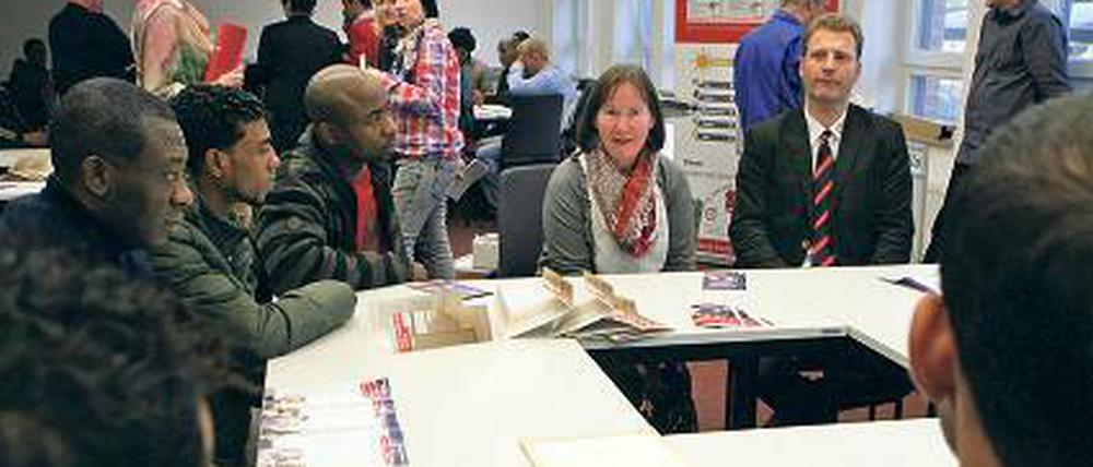 Zusammen reden. Flüchtlinge und Arbeitgeber kommen an einen Tisch.