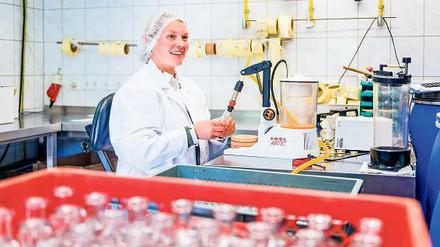 Den beliebten Sanddornlikör füllt Dorotee Berger auch selbst ab. Die Petzower sind die größten Sanddornproduzenten in der Region.