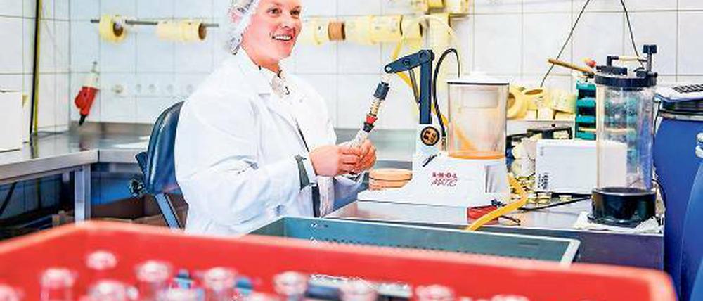 Den beliebten Sanddornlikör füllt Dorotee Berger auch selbst ab. Die Petzower sind die größten Sanddornproduzenten in der Region.