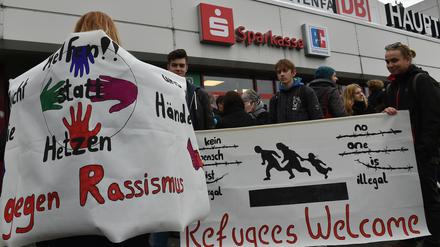 Aktivisten des Bündnisses "Cottbus nazifrei" demonstrieren gegen Rassismus und für eine Willkommenskultur für Flüchtlinge. Doch immer wieder kommt es zu fremdenfeindlichen Übergriffen.