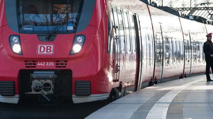 Nach zwei Monaten Bau-Zeit sollen die Bahnen der Linie RE 1 wieder ohne Unterbrechung fahren.