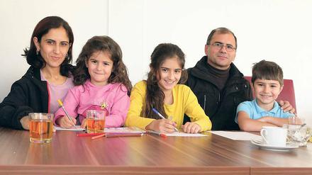 Eine Potsdamer Familie. Sanaa Hussein, Zevin, Nisrin, Farhan und Zana Khalil (v.l.) sind gerade in eine größere Wohnung gezogen. Die Schule der Kinder ist gleich in der Nähe. Die Eltern waren in der Heimat in Syrien Grundschullehrer. Hier möchten sie eine Erzieher-Ausbildung machen.