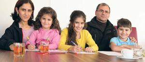 Eine Potsdamer Familie. Sanaa Hussein, Zevin, Nisrin, Farhan und Zana Khalil (v.l.) sind gerade in eine größere Wohnung gezogen. Die Schule der Kinder ist gleich in der Nähe. Die Eltern waren in der Heimat in Syrien Grundschullehrer. Hier möchten sie eine Erzieher-Ausbildung machen.
