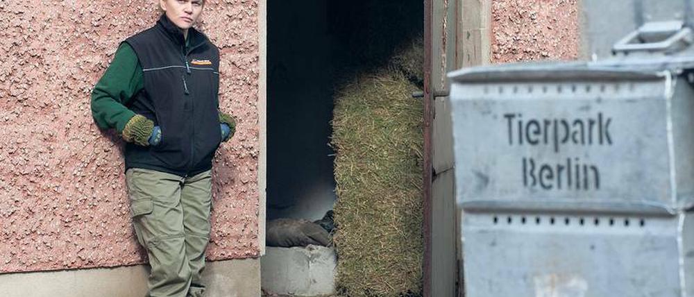 Auf Abstand. Die Tierparkangestellte Charlie Rubin (Anna Loos) beobachtet die Ermittlungen der Polizei aus sicherer Entfernung