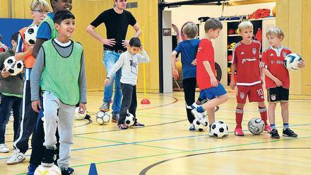 In Teltow können die Stahnsdorfer Flüchtlingskinder mit anderen Hortkindern gemeinsam Fußball spielen, aber auch singen oder basteln.