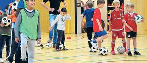 In Teltow können die Stahnsdorfer Flüchtlingskinder mit anderen Hortkindern gemeinsam Fußball spielen, aber auch singen oder basteln.