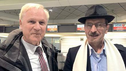 Auf Mission. Landtagsvizepräsident Dieter Dombrowski und der Mediziner Moeen Al Jundi vor dem Abflug in den Irak.